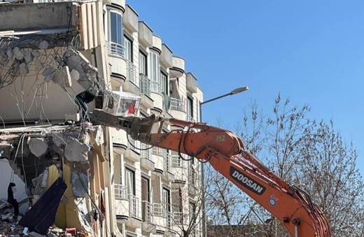 Eşya için canını hiçe saydı depremzede vatandaşın yaptığı pes dedirtti