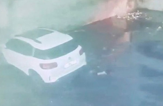 Depremde yerle bir oldu! 10 katlı apartmanın 5 katı kaçak çıktı binanın çökme anı kamerada