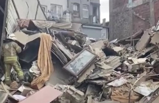 Fatih'te 2 katlı metruk bina çöktü!