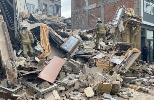 İstanbul'da korkutan olay! 2 katlı metruk bina çöktü ekipler olay yerinde