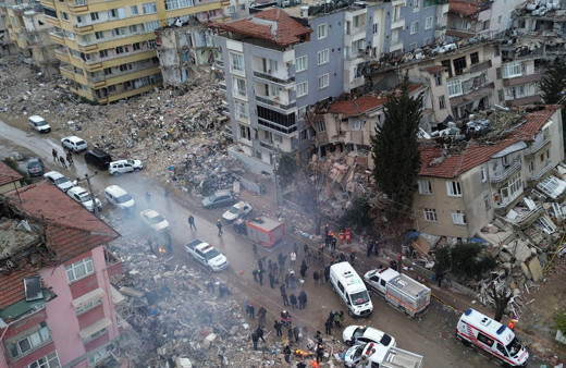 Hatay'daki 6.4'lük deprem! Bina yıkıldı enkaz alanı görüntülendi
