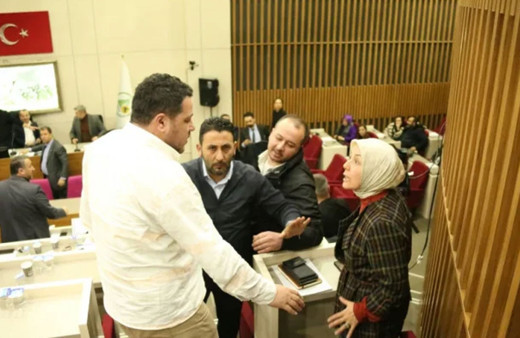 AK Partili meclis üyesi Hacer Çınar, Bolu Belediye Başkanı Tanju Özcan'a su şişesi fırlattı