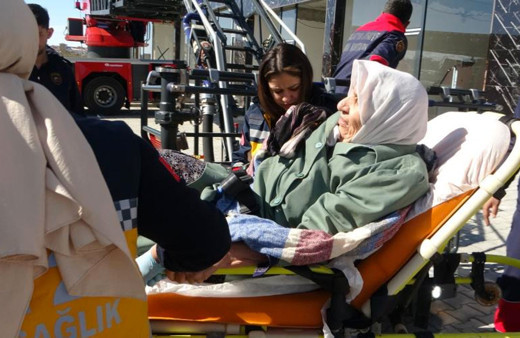 Malatya'da muhtar farketti! Depremden 384 saat sonra Güllü teyze ve oğlu kurtarıldı