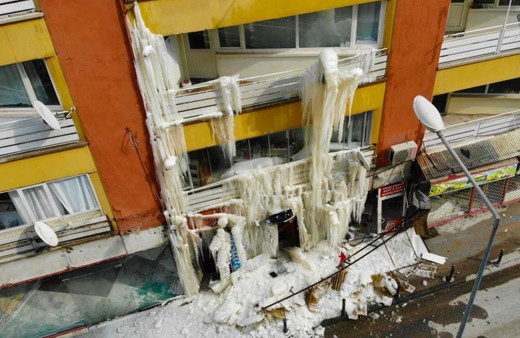 Malatya'da depremde hasar gören bina buz dağına dönüştü görenler şaşkına döndü