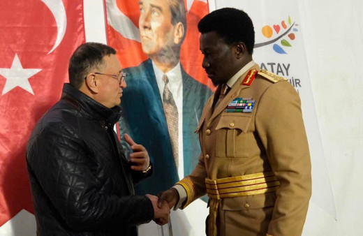 İstifa etmeyeceğini söyleyen Hatay Belediye Başkanı Lütfü Savaş'tan yeni paylaşım üzerindeki bile çakma