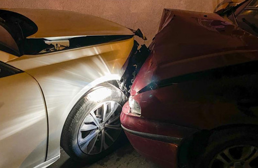 Polisten kaçanken park halindeki milyonluk otomobile çarptı