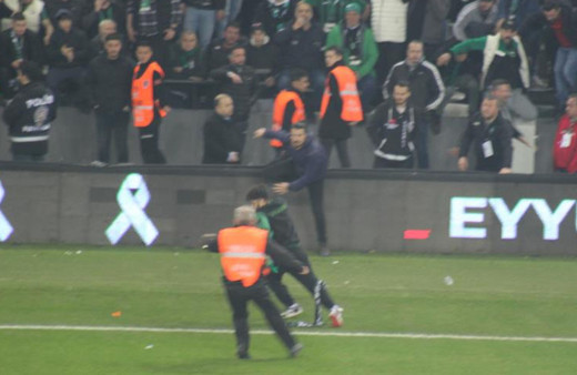 Depremzedelere yardım maçında kavga! Taraftarın karşı tribüne yaptığı hareket ortalığı karıştırdı