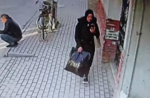 Önce içine baktı sonra çaldı! Yardım görevlisi, hırsızlık yapan kadına isyan etti