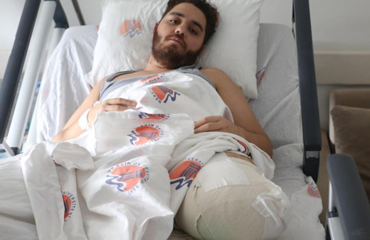 Depremde ikiz kardeşinin kurtulması için ayağını feda etti