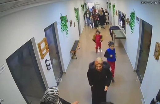 Okulda deprem paniği! Anaokulunda yakalandılar korku dolu anlar kamerada