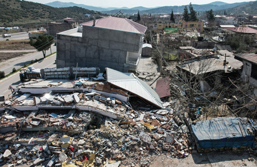 Depremzede aileler, kayıp olan yakınlarından gelecek haberleri umutla bekliyor