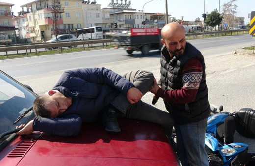 Feci kazada bacağı dizinden ters döndü! Motosiklet sürücüsü acı içerisinde yardım bekledi