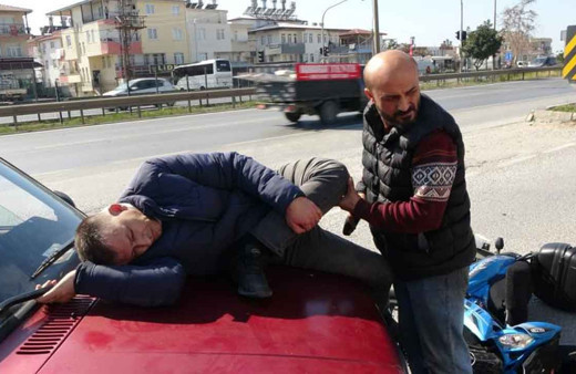 Kazada otomobil üzerine düşen yaralının hali görenleri hayrete düşürdü