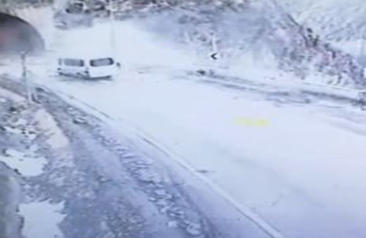 Servis aracı heyelan altında kaldı: Kayalar peş peşe aracın üzerine düştü! Korku dolu anlar kamerada