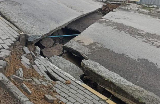 Pendik’te yolda çöktü! İki apartman tahliye edildi