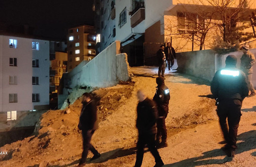 Ankara Mamak'ta inşaat kazısı yapılırken istinat duvarı çöktü 2 apartman boşaltıldı