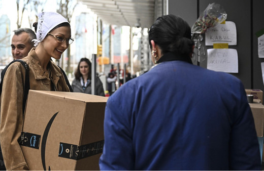 Ünlü model Bella Hadid gönülleri fethetti! Depremzedeler için yardım kutuları hazırladı