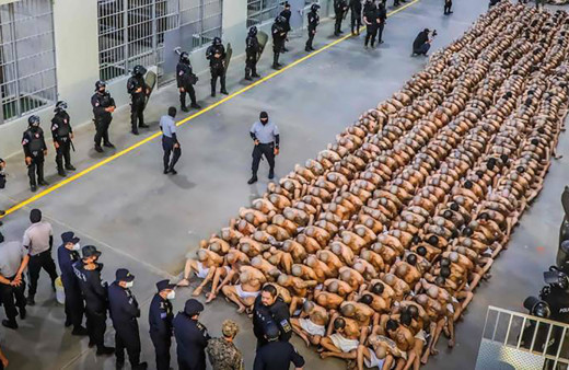 Ülkenin en tehlikeli mahkumları 'Terörizm Hapishanesi'ne böyle götürüldü! Sadece beyaz külotla...
