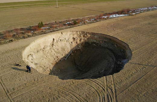 Deprem sonrası Konya'da korkutan manzara! 37 metre çapında, 12 metre derinliğinde obruk oluştu