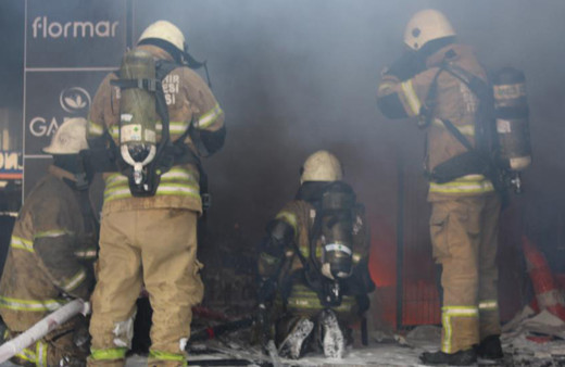 İzmir'de mağazanın deposunda yangın: Mahsur kalanlar var