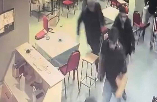 Başı dönen adam yüzünden kıraathane bir anda karıştı! Olmayan depremden böyle kaçtılar