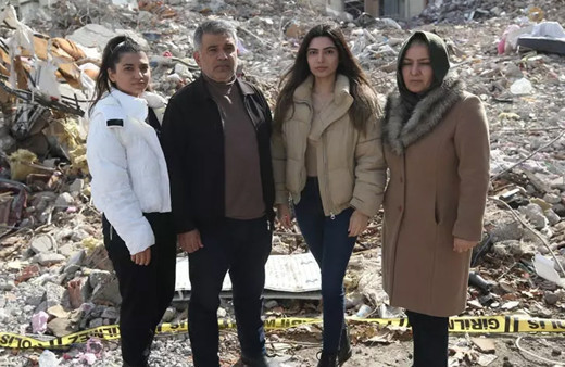 Malatya'da aile enkaz altında kalmaktan son anda 'takma diş' sayesinde kurtuldu