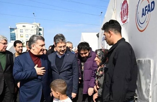 Sağlık Bakanı Fahrettin Koca, Osmaniye'de depremzedeleri ziyaret etti