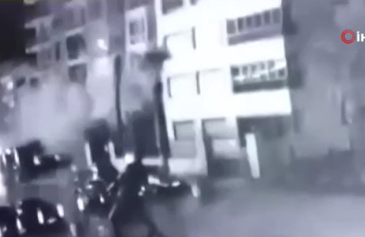 Binanın yıkılma anı kamerada! 7.7'lik depremde önce beşik gibi sallandı sonra yerle bir oldu