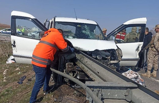 Kamyonet bariyerlere ok gibi saplandı! Feci kazada ölü ve yaralılar var