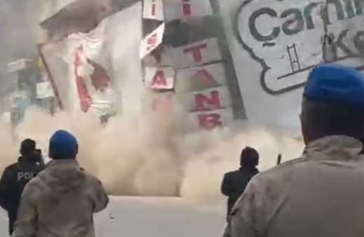 Malatya'da 5.6'lık depremde 4 katlı iş merkezinin çökme anı kameraya böyle yansıdı