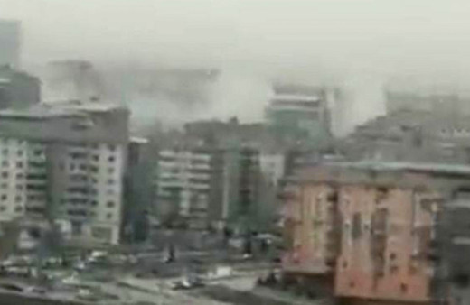 Malatya'da 5.6'lık depremde yıkılan binaların toz bulutu görüntülendi