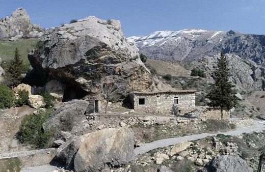 Depremin sekizinci günü yerinden çıkan dev kaya parçası evi harabeye çevirdi