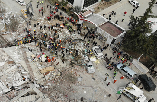 Malatya'da 5.6 şiddetindeki depremde yıkılan bina! Enkaz altında kalanlar var