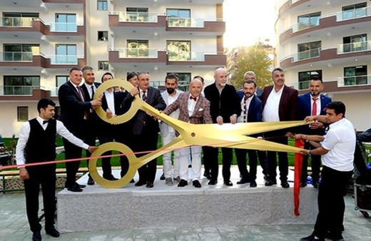 Lütfü Savaş'ın 68 kişinin öldüğü 3 yıllık Güçlü Bahçe sitesinin altın makaslı açılışına katıldığı ortaya çıktı