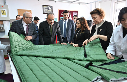 Deprem bölgesine anlamlı destek; Bursa Büyükşehir'in Başkanı Alinur Aktaş, liseli gençlerle buluştu