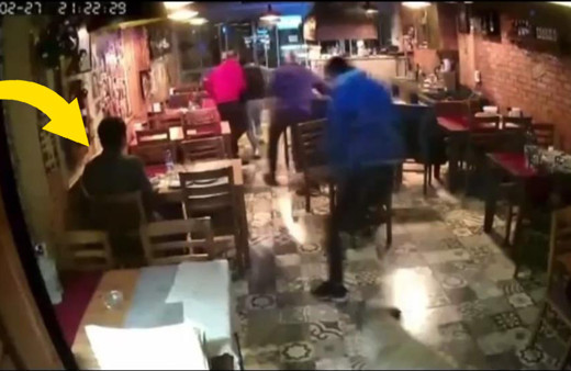 İzmir'deki deprem anı kamerada! Herkes kaçtı, o oturduğu yerden kıpırdamadı