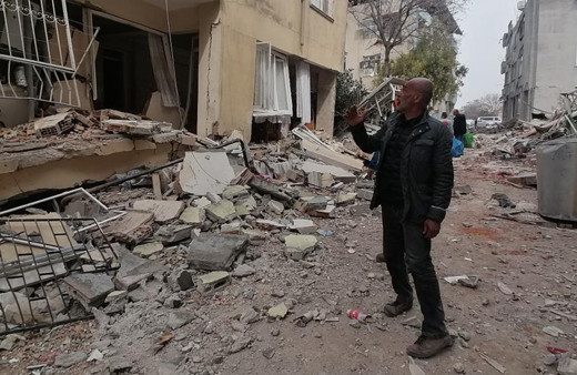 Depremde mahalle yerle bir oldu, geride bir tek muhtar kaldı! Son durumu gözyaşları içinde anlattı