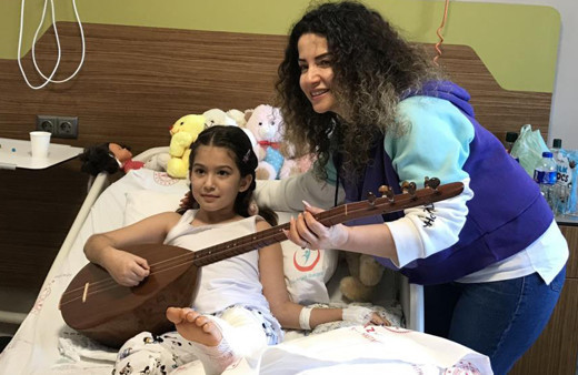 Depremin simgesi Yağmur'un hayali gerçek oldu! Hastanede sanatçı Deniz Toprak ile düet yaptı