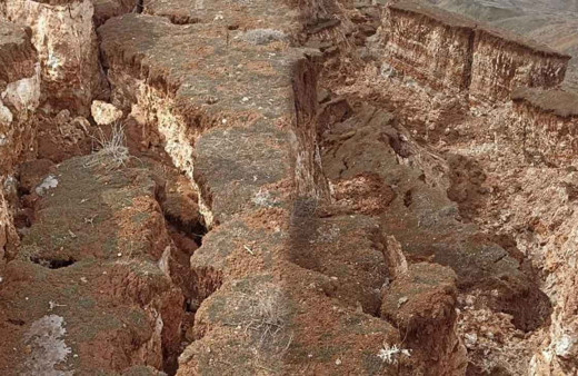 Deprem sonrası ortaya çıktı! Kahramanmaraş'ta arazi ikiye yarıldı, devasa göçük kamerada