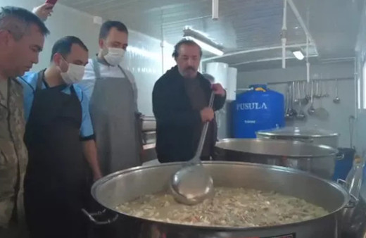 Bakanlık görüntüleri paylaştı! Ünlü Şef Mehmet Yalçınkaya Hatay'da askerlerle birlikte yemek pişirdi