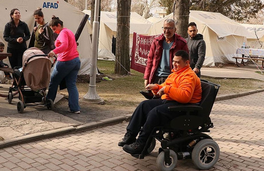 Selçuk Bayraktar, depremzede engelliye verdiği akülü araç sözünü yerine getirdi