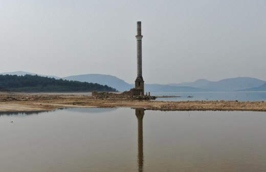 İzmir'de kuraklık sinyali! Su ihtiyacını karşılayan barajda eski yerleşim alanı ortaya çıktı