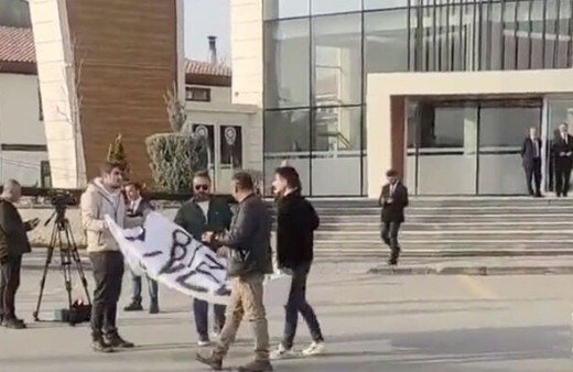 Altılı masa toplantısı iki genç tarafından protesto edildi: Bizim adayımız İnce