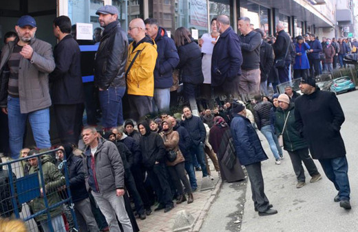 EYT yasalaştı, başvuru için akın ettiler! SGK şubeleri önünde EYT kuyruğu