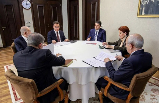 İYİ Parti'den 'altılı masa' açıklaması: Biz masadayız, masadan kalkan 5 kişi var!