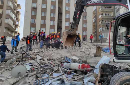 Şanlıurfa'da ağır hasarlı bina kendi kendine çöktü! Altında kalan var mı?