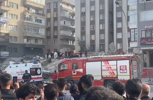 Şanlıurfa'da ağır hasarlı bina kendi kendine çöktü! İşte binanın çöktüğü o anlar...