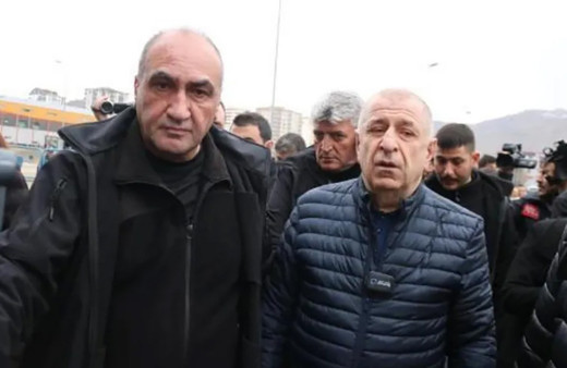 Ümit Özdağ'a taraftar tepkisi! Kayserispor taraftarından kaçmak için tuvalete sığındı