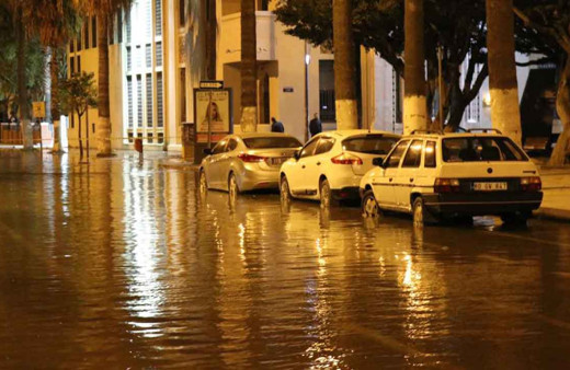 Deprem sonrası İskenderun’da deniz taştı, caddeler göle döndü