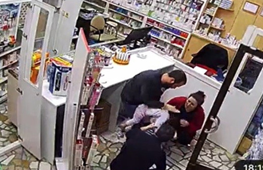 Anne panikle içeri daldı: Ya yardım eder misin! Eczacının hayat kurtaran müdahalesi kamerada